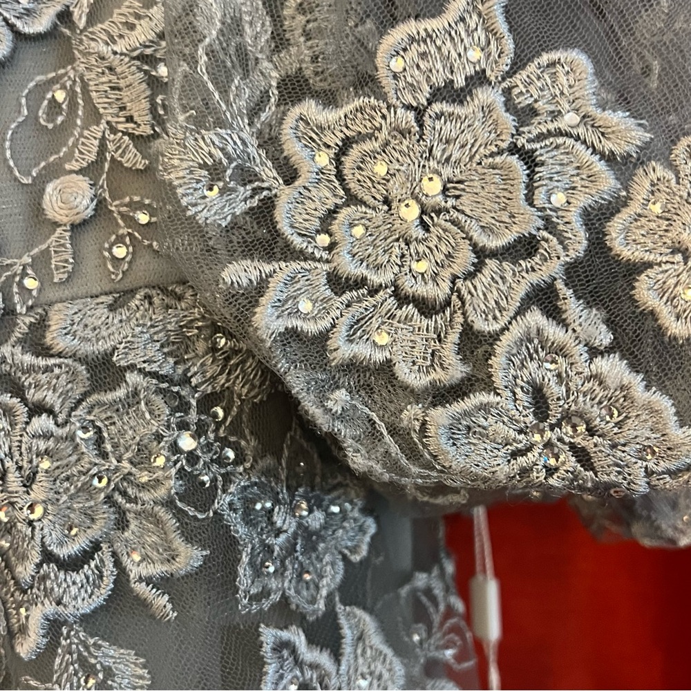 🆕MacDuggal Embroidered Illusion Puff Sleeve Gown|Size 14|$798 Retail|Minor Flaw - Picture 6 of 16